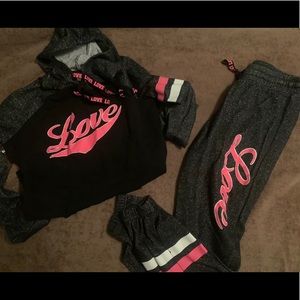 Jogger/sweatshirt outfit